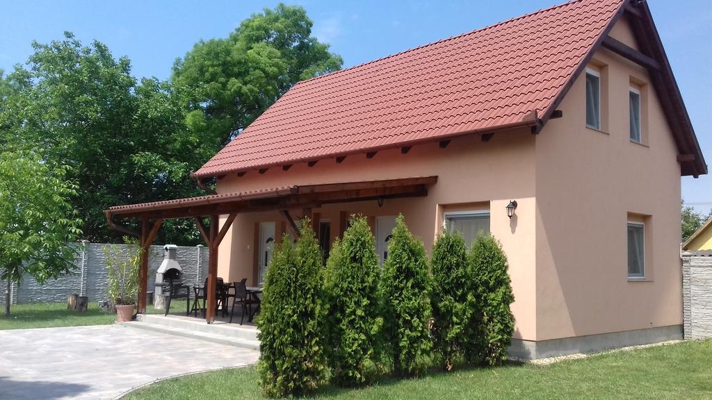 Eszter Apartmanhaz Hajduszoboszlo Ngoại thất bức ảnh
