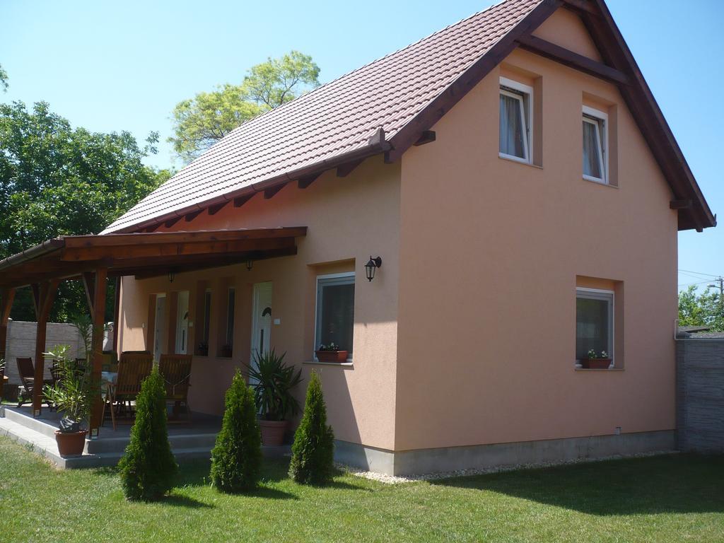 Eszter Apartmanhaz Hajduszoboszlo Ngoại thất bức ảnh
